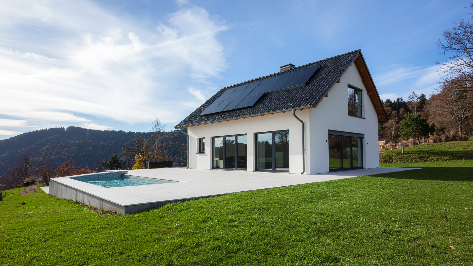 Tejado residencial con paneles solares orientados al sur y cielo azul despejado. Instalación de paneles solares a medida para el hogar.