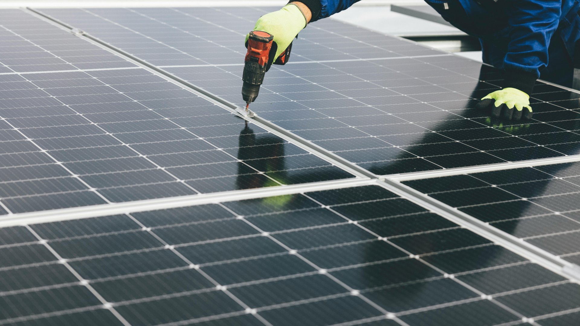 Equipo técnico profesional de Lumox Energy instalando paneles solares en la cubierta de un cliente. Instaladores expertos de Lumox Energy trabajando.